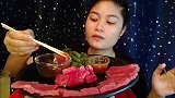 泰国妹子吃金枪鱼，鲜红的鱼片看着像西瓜，还搭配海葡萄
