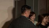余文乐带儿子一起买早餐，Cody背影呆萌，走路十分可爱