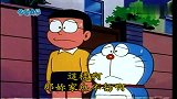 哆啦A梦：哆啦A梦跟小野猫玩起了沙子，开心得不得了！
