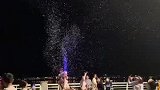 女孩坐在爸爸肩上玩泡泡机，漫天漂浮是爸爸的爱