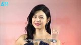 37岁陈妍希扎双马尾扮少女，露脐装配皮裤羽绒披肩，装扮太另类