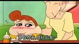 蜡笔小新：小葵被沾芥末的寿司给辣到了，想不到还会自己喝水解辣
