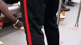 地铁上男子的内增高成了亮点