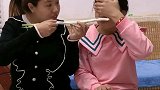向往的童趣：妹妹闭眼闻闻什么食物