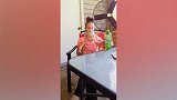 孩子看到饮料之后，立马就去扒着要喝，这也太可爱了吧！