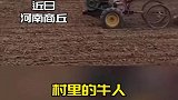 劳动人民的智慧！男子手扶拖拉机改四轮，一人轻松耕地
