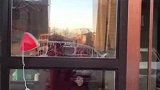 我们家住十五楼，老婆擦玻璃从来不开窗户，就是因为有这个神器