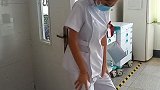 护士姑娘累瘫了，靠在门边上差点摔倒，白衣天使辛苦了