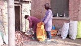 弟弟找小雪要钱说自己找个女朋友，找女友要给姐要钱，小雪会给吗