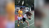 巴掌过人！美女这样打篮球 小哥哥一脸懵逼