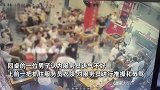 小孩火锅店吵闹被服务员提醒，家长回怼推搡服务员遭持刀威胁：我怕你？