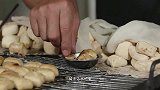 人生一串：吃烤豆腐，一个动作，就能看出是否内行