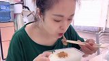 今天饭量有点大，油焖茄子、红烧土豆都吃完了，最后还吃一个大桃子