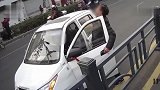 孙子误踩油门撞路人 爷爷气的打滚