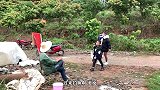 戏剧：美女去钓鱼场钓鱼，两小时钓不到送乌龟，结果被老