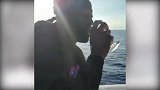 放飞自我！韦德希腊海上惬意度假 左一杯右一杯还要吹瓶
