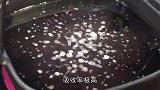 经常吃黑豆，能去掉体内的胀气和毒素，是改善便秘的天然食材