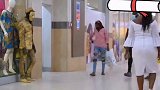 妹子被商店里的假人吓坏了，路过的妹子都中招了