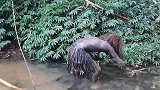 野人河里生擒大鱼，看到美女被吓跑，鱼也不要跑了！