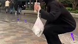 女生躲喷泉下拍照，谁知水流突然变小