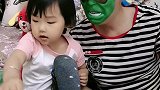 七彩童年：爸爸和宝贝一起玩小恐龙