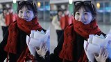 马蓉巨星范走机场，背7万6包配7100围巾获粉丝送鲜花