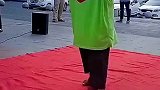 无臂大爷，靠着双脚坚强的面对生活