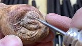 手艺人制作的木雕灵活灵现，这手法也太巧了