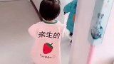 这俩龙凤胎兄妹，真的是心有灵犀，二郎腿翘的永远那么同步