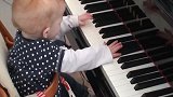 一岁宝宝乱弹琴，玩音乐的爸爸加上伴奏，谁能想到这是个孩子弹的