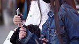 三里屯牛仔裤闺蜜穿搭街拍美女
