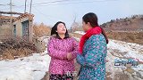 姑娘因为和朋友吵架把脚崴了，朋友直接带她去看村医，结局太逗了
