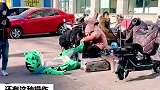 青蛙躺在地上补鞋子不知道怎么坏的