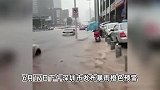 深圳一商场受暴雨影响发生雨水倒灌，楼梯水流似瀑布，相关部门回应