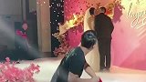 你们负责撒狗粮，浪漫让我们来制造，祝福你们新婚快乐白头偕老！