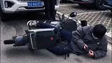 两个人就这样僵持了一个小时，一个要钱一个要命