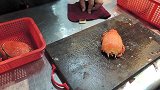大叔街头卖“海鲜”小吃，50元一只还供不应求，食客：肉厚肥美