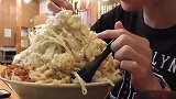 堆成小山的盖浇饭，我得分好几顿才能吃完