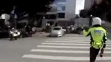 广东东莞：校门前汽车自燃，交警铁骑声嘶力竭咆哮疏散群众