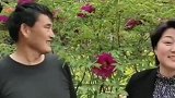 大衣哥陪亲家母逛街，看来亲家母很满意啊，笑的都合不拢嘴了