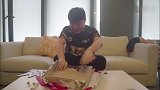电竞名将Uzi收到WWE神秘礼物 手拿塞纳T恤乐开花
