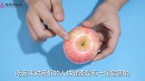 食盐倒在苹果上真厉害，好多朋友不知道有啥用，快回家告诉家里人
