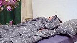 明星起床是什么样子？李汶翰呆呆坐着太可爱，直呼：最担心发型！