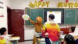 广东女老师穿上熊装，为高三学生缓解压力，羡慕有这样的老师！