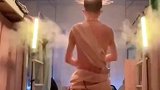 男大学生寝室跳傣族舞