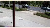直行三轮路口被转弯黑车拦截，险被压头谁担责？