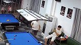 人在沙发坐，球从桌上来