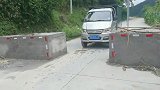 小车经过限宽石墩看车速就知道谁是老司机