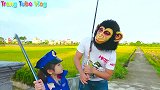 儿童扮演游戏：大猩猩钓鱼被警察女孩给教训了一顿
