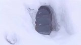 男子晒超大雪洞,分明是一室一厅大雪屋